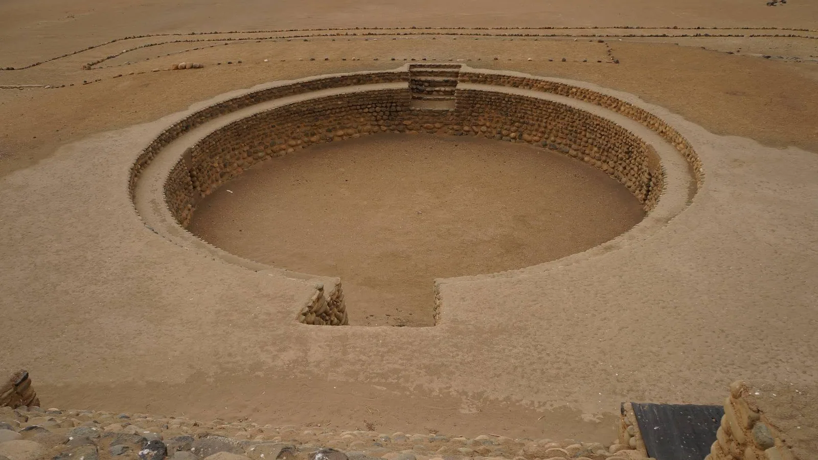Estructura circular hundida en un sitio arqueológico